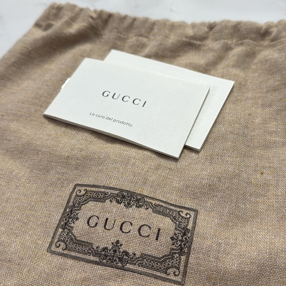 Gucci Black and Gold Designer Belt with Iconic Logo - Picture 3 of 4